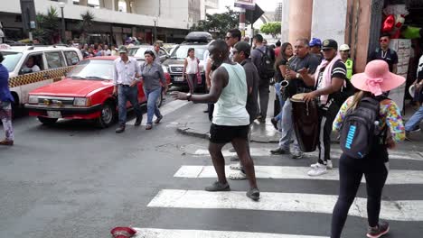 Ausgelassener-Männlicher-Tanz-Mit-Band-In-Den-Straßen-Von-Lima,-Peru