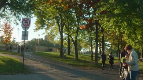 Gente-Disfrutando-Del-Parque-Urbano-Durante-La-Temporada-De-Otoño