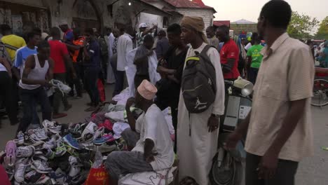 Concurrido-Mercado-De-Ropa-Al-Aire-Libre-En-Zanzíbar,-Tanzania