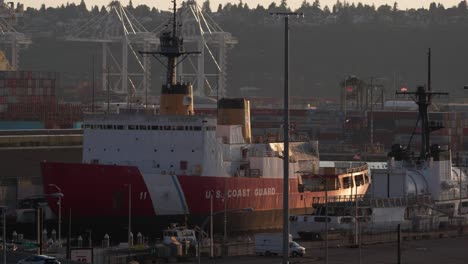 Barco-De-La-Guardia-Costera-Estadounidense-En-La-Base-De-Seattle-WA,-Isla-Portuaria-Con-Contenedores-De-Envío-En-Segundo-Plano