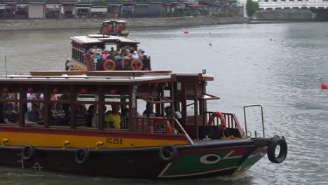 Crucero-Por-El-Río-Singapur-Bumboat-En-El-Muelle-Del-Barco