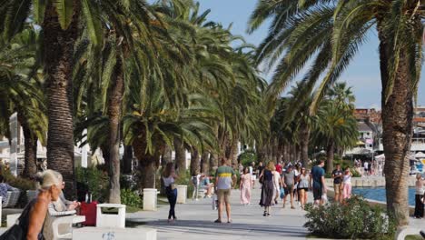 Paseo-Marítimo-De-Split-Riva-Con-Turistas