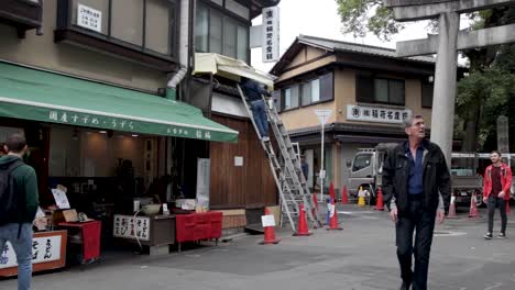 Ingeniería-Japonesa-Arreglando-Las-Luces-Del-Puesto-De-Comida-En-Kioto.