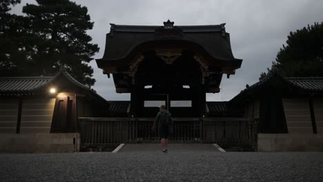 Tourist-Geht-Auf-Das-Massive-Holztor-Am-Kyoto-Platz-Zu