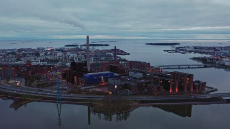 Vista-Aérea-Lejos-De-La-Zona-Industrial-De-Ruoholahti-En-La-Sombría-Helsinki---Retroceso,-Disparo-De-Drones