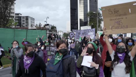 Dutzende-Frauen-Marschieren-Während-Der-Proteste-Zum-Internationalen-Frauentag-In-Quito,-Ecuador