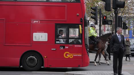 Policía-A-Caballo-En-London-Street,-Cámara-En-Mano