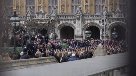 Viele-Soldaten-Im-Westminster-Yard-Durch-Metallzaun