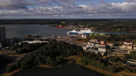 Vista-Aérea-Alrededor-De-Un-Buque-De-Carga-Finnlines-En-El-Puerto-De-Naantali,-Verano-En-Aland,-Finlandia---Dando-Vueltas,-Disparo-De-Drone