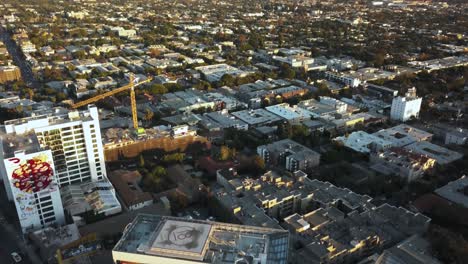 Vista-Aérea-De-West-Hollywood-Y-El-Centro-De-Los-Ángeles-En-El-Horizonte-Bajo-La-Luz-Del-Sol-De-La-Hora-Dorada,-Revelando-Un-Disparo-De-Drone