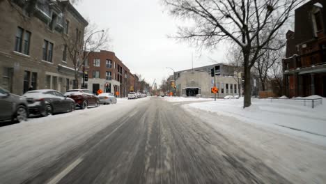 Hiperlapso-De-Movimiento-Pov-A-Lo-Largo-De-Una-Carretera-Cubierta-De-Hielo-En-El-Distrito-De-Verdún-De-Montreal