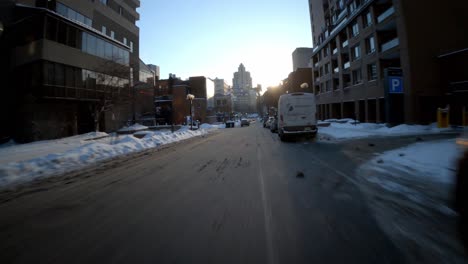 Timelapse-Pov-Conduciendo-Por-Caminos-Helados-Y-Nevados-En-La-Isla-De-Montreal-Durante-La-Hora-Dorada