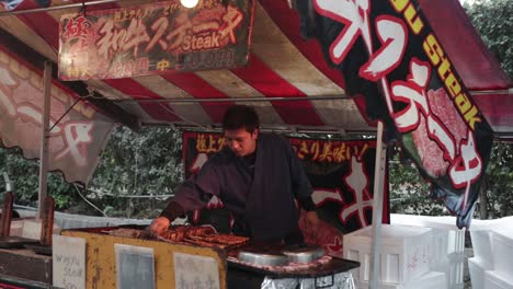 Chef-Japonés-De-Comida-Callejera-Revisando-Su-Comida-Y-Friendo-Cangrejos