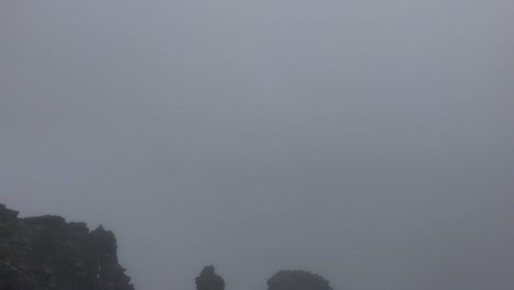 Un-Hombre-Está-Parado-Sobre-Una-Superficie-Rocosa-Durante-Un-Sendero-En-Sincholagua,-Un-Volcán-Inactivo-De-Los-Andes-De-Ecuador.