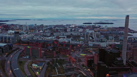 Vista-Aérea-Del-Paisaje-Urbano-De-Ruoholahti-Y-Jatkasaari,-En-La-Nublada-Helsinki---Reversa,-Toma-De-Drones