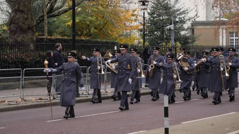 Soldier-band-march-in-London-street