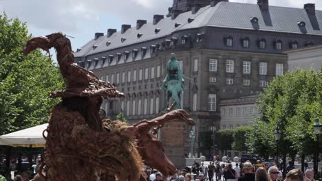 Live-Zaubererstatue-Auf-Dem-Bishop-Absalon-Platz,-Zeitlupe