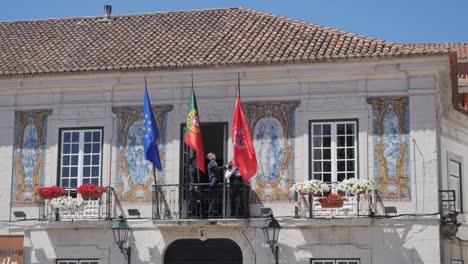 Menschen-Hissen-Die-Cascais-Flagge-Auf-Dem-Rathaus,-Handgehaltene-Zeitlupe