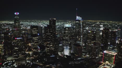 Vista-Aérea-Del-Distrito-Financiero-Y-Del-Centro-De-Los-Angeles-Ca-Por-La-Noche,-Luces,-Torres-Y-Tráfico,-California,-Estados-Unidos