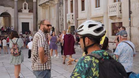 Turistas-Y-Guía-En-La-Plaza-Saint-Domnius