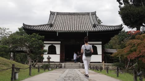 Beautiful-white-japanese-house-in-the-park-of-kyoto