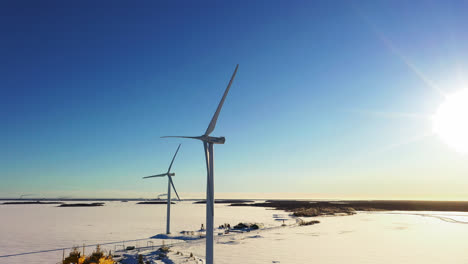 Vista-Aérea-Alrededor-De-Las-Turbinas-Eólicas-En-La-Bahía-De-Oulunsalo,-En-Finlandia---Dando-Vueltas,-Disparo-De-Drones