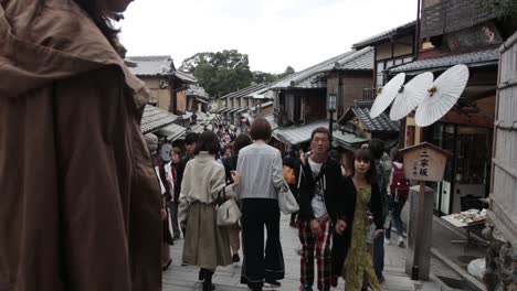 El-Icónico-Distrito-Gion-De-Kioto,-Calles-Llenas-De-Turistas-Extranjeros.