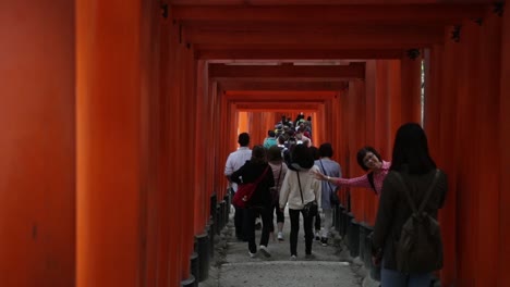 Multitud-De-Turistas-Caminando-Por-Los-Santuarios-Sintoístas