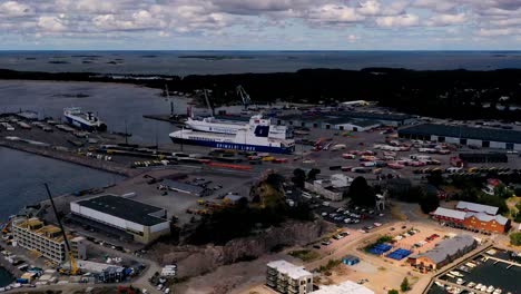 Vista-Aérea-De-Hiperlapso-De-Ferries-Y-Tráfico-En-Un-Puerto-Industrial,-En-Hanko,-Finlandia---Lapso-De-Tiempo-De-Movimiento,-Disparo-De-Drones