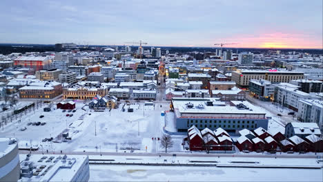 Vista-Aérea-De-La-Plaza-Del-Mercado-Y-Las-Calles-De-Oulu,-Amanecer-De-Invierno-En-Finlandia