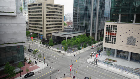 Auf-Der-Straße-Fahrende-Autos,-Gesehen-Von-Der-Zentralen-Filiale-Der-Vancouver-Public-Library-In-Der-Innenstadt-Von-Vancouver,-Kanada