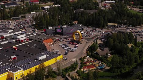 Vista-Aérea-Alrededor-De-La-Estatua-De-La-Herradura-En-Los-Grandes-Almacenes-Keskinen-Kylakauppa-En-Tuuri,-Finlandia---órbita,-Disparo-Con-Drones