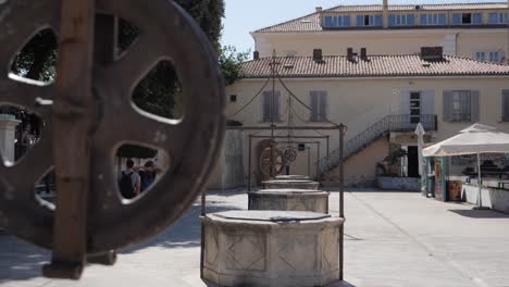 Old-well-in-Zadar,-slow-motion