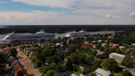 Vista-Aérea-De-Cruceros-Estacionados-En-El-Puerto-De-Maarianhamina,-En-Aland,-Finlandia---Pan,-Disparo-De-Drone