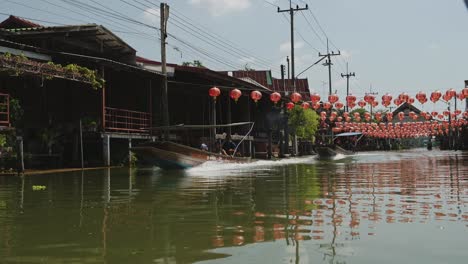 Damnoen-Saduak-Floating-Market-in-Bangkok-Thailand,-Tourist-Boat-Trip-Tour-at-the-Famous-Sightseeing-Destination-on-the-River,-Amazing-Travel-Experiences-in-Southeast-Asia