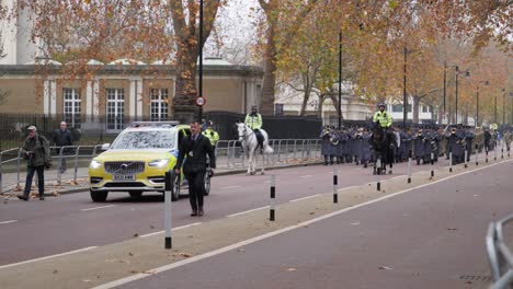 Marcha-De-Banda-Con-Liderazgo-Policial,-Cámara-Lenta.