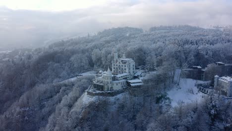 Drohnenaufnahme-Des-Hotel-Chateau-Gutsch-Auf-Einem-Hügel-über-Luzern,-Schweiz-Im-Spätwinter