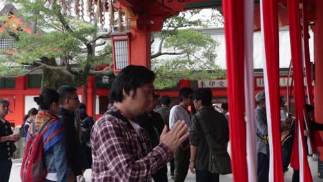 Einheimischer-Japaner-Betet-Im-Tempel-Und-Läutet-Die-Traditionellen-Japanischen-Glocken