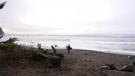 Surfer-Mit-Brettern-Gehen-Am-Sombrio-Beach,-British-Columbia,-Kanada