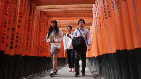 Crowded-shinto-shrines-in-Kyoto-during-autumn