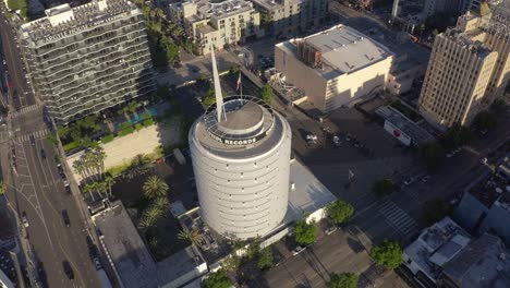 Toma-De-Drones-Del-Famoso-Edificio-Capitol-Records,-Hito-De-Hollywood-En-Una-Tarde-Soleada,-Los-Ángeles,-California,-EE.UU.