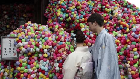 Japanisches-Paar-Auf-Der-Suche-Nach-Einem-Wunschball-Im-Tempel-In-Kyoto