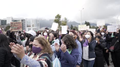 Las-Mujeres-Marchan-Durante-El-Día-Internacional-De-La-Mujer-En-Quito,-Ecuador.