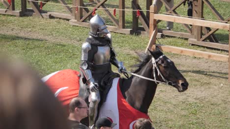 Ritter-Zeigen-Reitpferd,-Zeitlupe