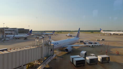 Timelapse-Del-Aeropuerto-De-Houston,-Centro-De-United-Airlines,-Aviones-Moviéndose-Desde-La-Pista-Hasta-Los-Puentes-Y-Puertas-De-Embarque,-Vista-De-La-Terminal,-Texas,-EE.UU.