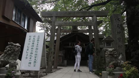 Touristen-In-Einem-Shinto-Schrein-Kyoto-Tempel