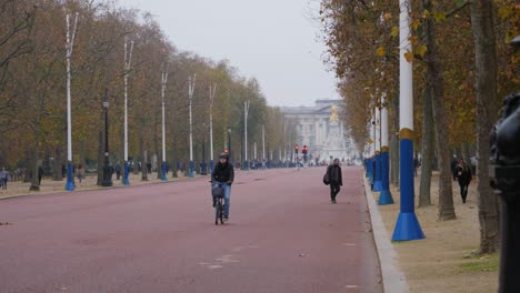 Leere-Buckingham-Street-Mit-Einem-Mann,-Der-Rad-Fährt