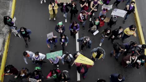 Hunderte-Von-Frauen-Marschieren-Während-Des-Marsches-Zum-Internationalen-Frauentag-In-Quito,-Ecuador,-Klatschen-Und-Halten-Schilder-Mit-Botschaften-Hoch