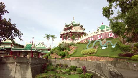 Toma-Panorámica-De-Derecha-A-Izquierda-Del-Templo-Taoísta-De-Filipinas-En-La-Ciudad-De-Cebú,-Filipinas.