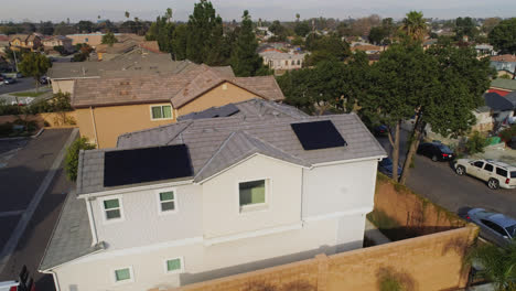 Los-Trabajadores-Después-De-Terminar-De-Instalar-Paneles-Solares-En-Una-Casa-En-Los-Ángeles,-California,-En-Un-Día-Soleado.